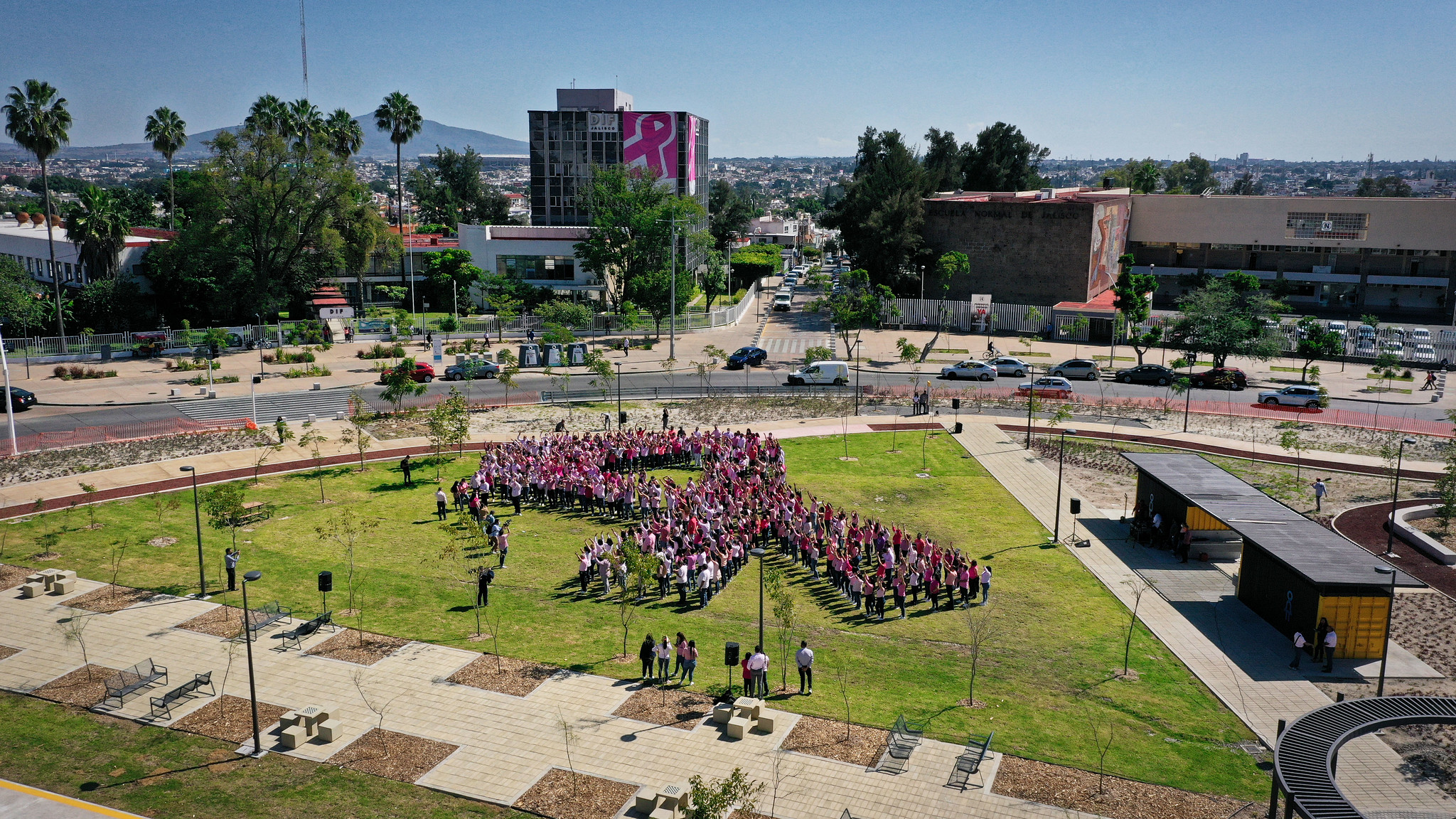 La Glorieta de La Normal, en Guadalajara, lució un Lazo Rosa humano en el marco de la Conmemoración del Día Mundial de la Lucha contra el Cáncer de Mama.